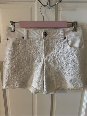 INC International Concepts Macys
White Floral Embroidered Denim Shorts Size 4